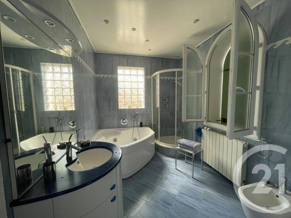 Maison à vendre  5 pièces - 197,39 m 2   BANDOL  - 83