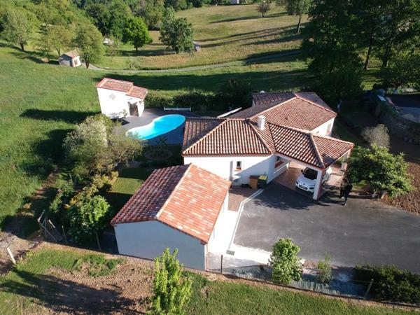 VILLA PLAIN PIED D'ARCHITECTE DE 2014 AVEC PISCINE + POOL HOUSE +2 GARAGES 2 PORTES SUR TERRAIN CLOS