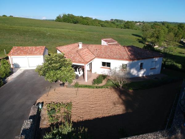 VILLA PLAIN PIED D'ARCHITECTE DE 2014 AVEC PISCINE + POOL HOUSE +2 GARAGES 2 PORTES SUR TERRAIN CLOS