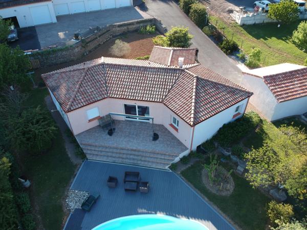 VILLA PLAIN PIED D'ARCHITECTE DE 2014 AVEC PISCINE + POOL HOUSE +2 GARAGES 2 PORTES SUR TERRAIN CLOS