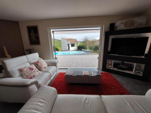 VILLA PLAIN PIED D'ARCHITECTE DE 2014 AVEC PISCINE + POOL HOUSE +2 GARAGES 2 PORTES SUR TERRAIN CLOS