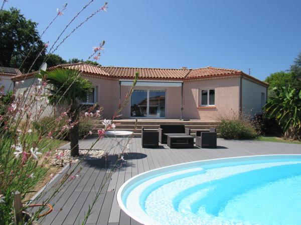 VILLA PLAIN PIED D'ARCHITECTE DE 2014 AVEC PISCINE + POOL HOUSE +2 GARAGES 2 PORTES SUR TERRAIN CLOS