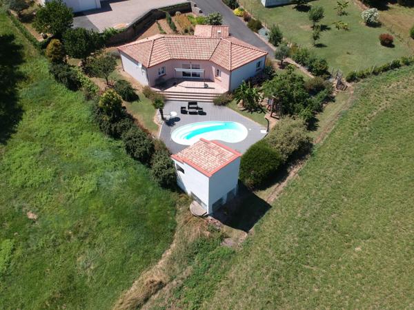 VILLA PLAIN PIED D'ARCHITECTE DE 2014 AVEC PISCINE + POOL HOUSE +2 GARAGES 2 PORTES SUR TERRAIN CLOS