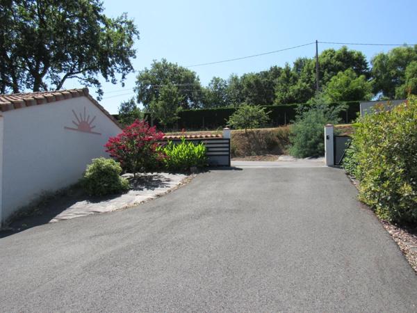 VILLA PLAIN PIED D'ARCHITECTE DE 2014 AVEC PISCINE + POOL HOUSE +2 GARAGES 2 PORTES SUR TERRAIN CLOS