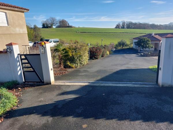 VILLA PLAIN PIED D'ARCHITECTE DE 2014 AVEC PISCINE + POOL HOUSE +2 GARAGES 2 PORTES SUR TERRAIN CLOS