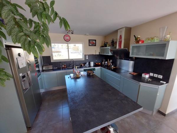 VILLA PLAIN PIED D'ARCHITECTE DE 2014 AVEC PISCINE + POOL HOUSE +2 GARAGES 2 PORTES SUR TERRAIN CLOS