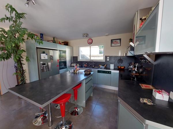 VILLA PLAIN PIED D'ARCHITECTE DE 2014 AVEC PISCINE + POOL HOUSE +2 GARAGES 2 PORTES SUR TERRAIN CLOS