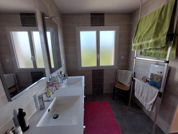 VILLA PLAIN PIED D'ARCHITECTE DE 2014 AVEC PISCINE + POOL HOUSE +2 GARAGES 2 PORTES SUR TERRAIN CLOS