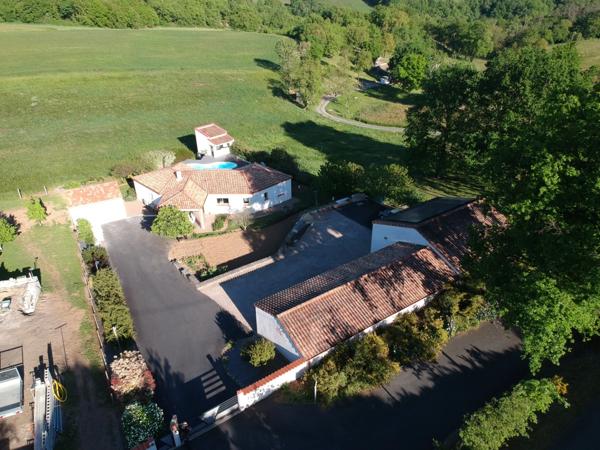 VILLA PLAIN PIED D'ARCHITECTE DE 2014 AVEC PISCINE + POOL HOUSE +2 GARAGES 2 PORTES SUR TERRAIN CLOS