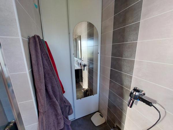 VILLA PLAIN PIED D'ARCHITECTE DE 2014 AVEC PISCINE + POOL HOUSE +2 GARAGES 2 PORTES SUR TERRAIN CLOS