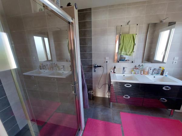 VILLA PLAIN PIED D'ARCHITECTE DE 2014 AVEC PISCINE + POOL HOUSE +2 GARAGES 2 PORTES SUR TERRAIN CLOS