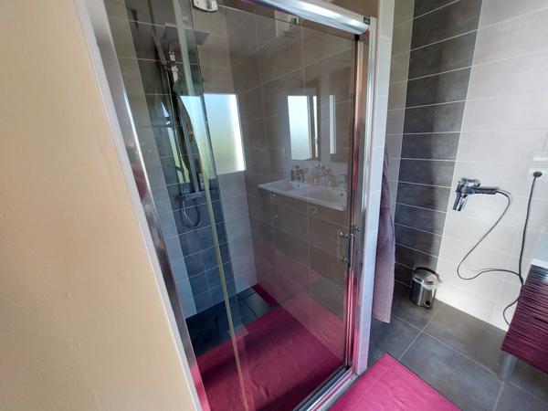 VILLA PLAIN PIED D'ARCHITECTE DE 2014 AVEC PISCINE + POOL HOUSE +2 GARAGES 2 PORTES SUR TERRAIN CLOS