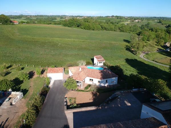 VILLA PLAIN PIED D'ARCHITECTE DE 2014 AVEC PISCINE + POOL HOUSE +2 GARAGES 2 PORTES SUR TERRAIN CLOS