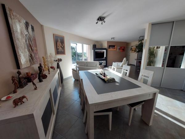 VILLA PLAIN PIED D'ARCHITECTE DE 2014 AVEC PISCINE + POOL HOUSE +2 GARAGES 2 PORTES SUR TERRAIN CLOS