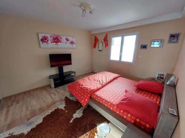 VILLA PLAIN PIED D'ARCHITECTE DE 2014 AVEC PISCINE + POOL HOUSE +2 GARAGES 2 PORTES SUR TERRAIN CLOS