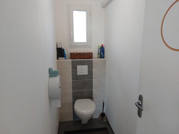 VILLA PLAIN PIED D'ARCHITECTE DE 2014 AVEC PISCINE + POOL HOUSE +2 GARAGES 2 PORTES SUR TERRAIN CLOS