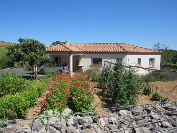 VILLA PLAIN PIED D'ARCHITECTE DE 2014 AVEC PISCINE + POOL HOUSE +2 GARAGES 2 PORTES SUR TERRAIN CLOS