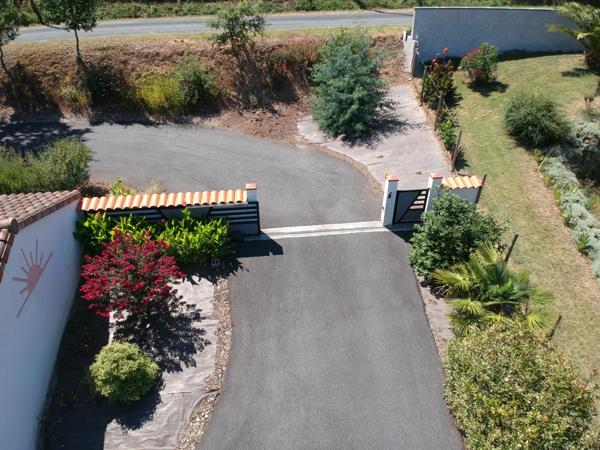 VILLA PLAIN PIED D'ARCHITECTE DE 2014 AVEC PISCINE + POOL HOUSE +2 GARAGES 2 PORTES SUR TERRAIN CLOS