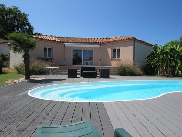 VILLA PLAIN PIED D'ARCHITECTE DE 2014 AVEC PISCINE + POOL HOUSE +2 GARAGES 2 PORTES SUR TERRAIN CLOS