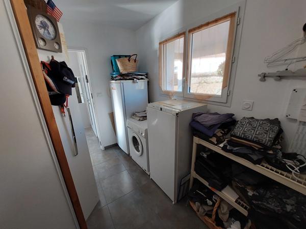 VILLA PLAIN PIED D'ARCHITECTE DE 2014 AVEC PISCINE + POOL HOUSE +2 GARAGES 2 PORTES SUR TERRAIN CLOS