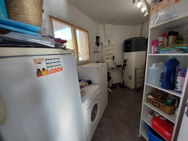 VILLA PLAIN PIED D'ARCHITECTE DE 2014 AVEC PISCINE + POOL HOUSE +2 GARAGES 2 PORTES SUR TERRAIN CLOS