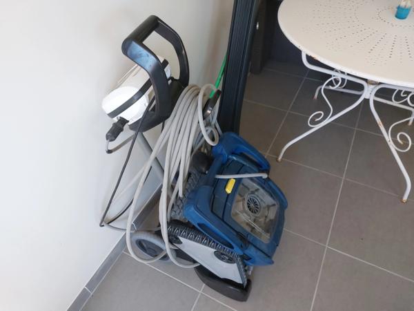 VILLA PLAIN PIED D'ARCHITECTE DE 2014 AVEC PISCINE + POOL HOUSE +2 GARAGES 2 PORTES SUR TERRAIN CLOS