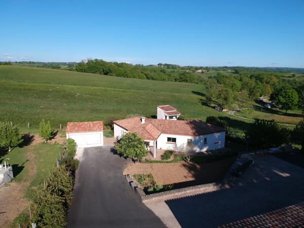 VILLA PLAIN PIED D'ARCHITECTE DE 2014 AVEC PISCINE + POOL HOUSE +2 GARAGES 2 PORTES SUR TERRAIN CLOS