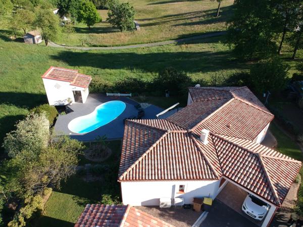 VILLA PLAIN PIED D'ARCHITECTE DE 2014 AVEC PISCINE + POOL HOUSE +2 GARAGES 2 PORTES SUR TERRAIN CLOS