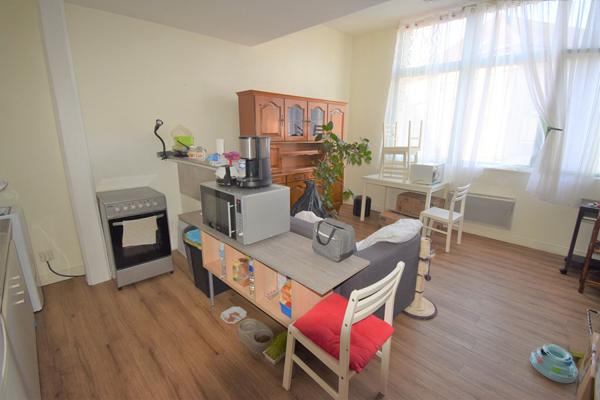 Appartement F2 en résidence calme et sécurisée avec place de parking.