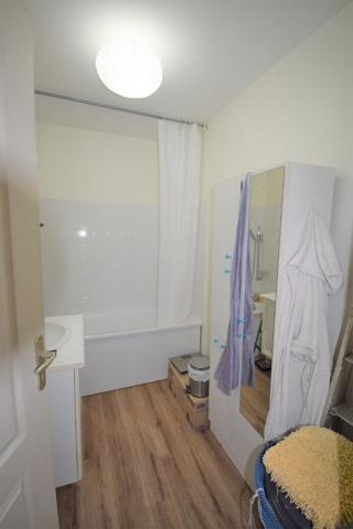 Appartement F2 en résidence calme et sécurisée avec place de parking.