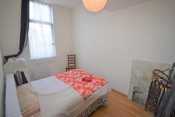 Appartement F2 en résidence calme et sécurisée avec place de parking.
