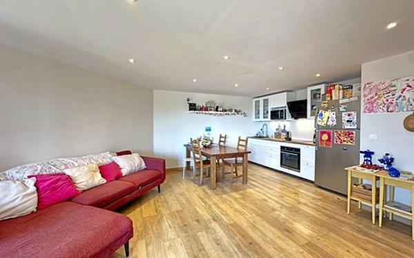 Appartement à vendre    3 pièces • 65,80 m2 Marseille 9