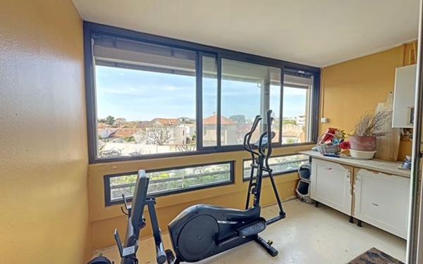 Appartement à vendre    3 pièces • 65,80 m2 Marseille 9