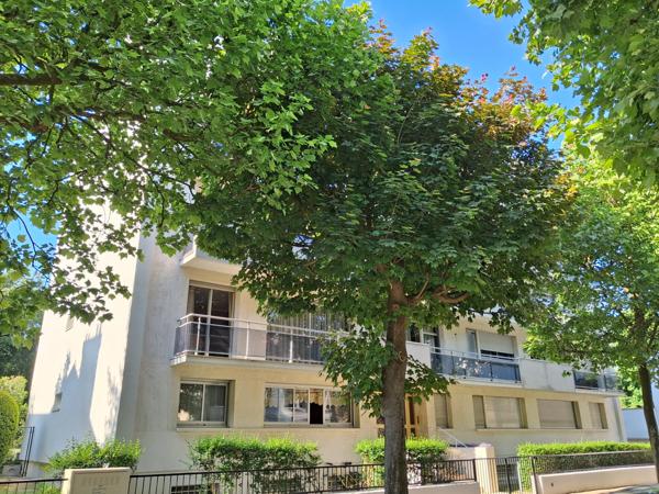 Saint-Maur-des-Fossés (94100) Studio avec un balcon et une place de parking au sous-sol