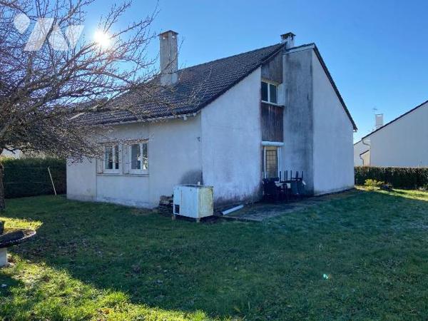 ARPAJON-SUR-CERE, sur 657 m² de terrain, maison comprenant garage, entrée, salon : salle à mang...