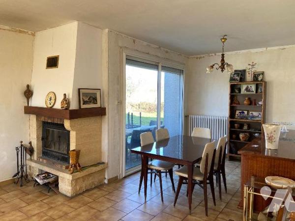 ARPAJON-SUR-CERE, sur 657 m² de terrain, maison comprenant garage, entrée, salon : salle à mang...