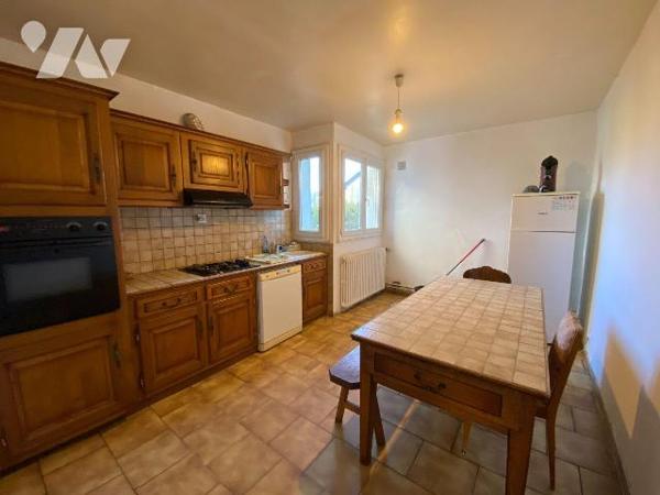 ARPAJON-SUR-CERE, sur 657 m² de terrain, maison comprenant garage, entrée, salon : salle à mang...