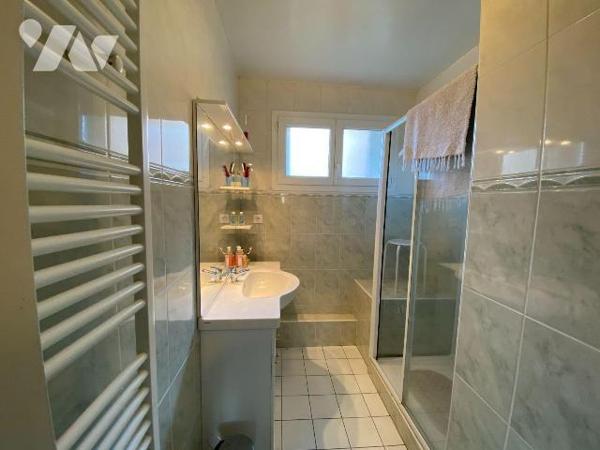 ARPAJON-SUR-CERE, sur 657 m² de terrain, maison comprenant garage, entrée, salon : salle à mang...