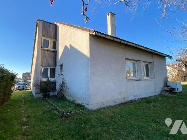 ARPAJON-SUR-CERE, sur 657 m² de terrain, maison comprenant garage, entrée, salon : salle à mang...