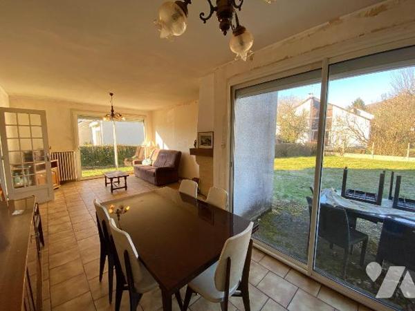 ARPAJON-SUR-CERE, sur 657 m² de terrain, maison comprenant garage, entrée, salon : salle à mang...