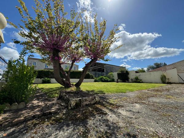 Maison à vendre    3 pièces •  Saint-Georges-des-Coteaux