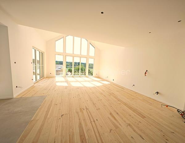 Maison d’Architecte Contemporaine – Un Coup de Cœur à Découvrir ! vue panoramique, d’une superficie de 144 m² au sol, sur sous-sol de 56 m² édifié sur terrain de 410 m² arboré et paysagé, RT 2020, 4 chambres, une salle d'eau, une salle de bain, 2 wc séparés.
Bienvenue dans cette magnifique maison d’architecte, pensée pour allier esthétique, confort moderne et qualité de vie. Dès les premiers instants, vous serez séduit par ses volumes généreux, sa luminosité exceptionnelle et ses prestations haut de gamme. Entièrement meublée et équipée (liste sur demande), elle est prête à vous accueillir, clé en main.
Au rez-de-chaussée, une pièce de vie spectaculaire de 62 m² vous invite à la convivialité. La cuisine ouverte, aménagée avec soin, s’ouvre sur deux grandes terrasses : l’une à l’avant (17 m² sur pilotis), l’autre à l’arrière (40 m² sur dalle béton armé et pavés en grès), idéales pour vos repas en plein air, vos moments de détente ou vos soirées entre amis.
La suite parentale de 24 m² est un véritable cocon, avec placard intégré, salle de bain élégante avec meuble double vasque, et WC séparé.
À l’étage, l’espace nuit se compose de trois belles chambres, d’un palier avec rangements, d’une salle d’eau moderne avec douche à l’italienne, meuble vasque, et d’un second WC indépendant.
Le sous-sol de 56 m², en parpaing banché et béton armé, offre de nombreuses possibilités : atelier, salle de sport, espace de rangement…
Des prestations qui font la différence :
Chauffage mixte : radiateurs électriques connectés ACOVA + poêle à bois pour une ambiance chaleureuse
Sèche-serviettes dans les pièces d’eau
Menuiseries MILLET en double vitrage avec volets roulants électriques connectés
Chauffe-eau thermodynamique 300 L
Cuisine et meubles sur mesure
Enduit extérieur monocouche
Raccordement au tout-à-l’égout, eaux pluviales séparées
Garantie décennale, biennale et de parfait achèvement : comme une maison neuve, elle vous offre une tranquillité d’esprit rare. Chaque détail a été pensé pour votre confort et votre bien-être, avec des matériaux de qualité et des finitions impeccable.
Il y a tant à dire sur cette maison… mais rien ne vaut une visite pour en tomber amoureux !
Contactez-moi 7J/7 pour organiser une visite et vous accompagner dans votre projet. Cette maison n’attend plus que vous !