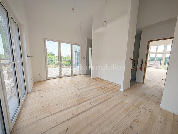 Maison d’Architecte Contemporaine – Un Coup de Cœur à Découvrir ! vue panoramique, d’une superficie de 144 m² au sol, sur sous-sol de 56 m² édifié sur terrain de 410 m² arboré et paysagé, RT 2020, 4 chambres, une salle d'eau, une salle de bain, 2 wc séparés.
Bienvenue dans cette magnifique maison d’architecte, pensée pour allier esthétique, confort moderne et qualité de vie. Dès les premiers instants, vous serez séduit par ses volumes généreux, sa luminosité exceptionnelle et ses prestations haut de gamme. Entièrement meublée et équipée (liste sur demande), elle est prête à vous accueillir, clé en main.
Au rez-de-chaussée, une pièce de vie spectaculaire de 62 m² vous invite à la convivialité. La cuisine ouverte, aménagée avec soin, s’ouvre sur deux grandes terrasses : l’une à l’avant (17 m² sur pilotis), l’autre à l’arrière (40 m² sur dalle béton armé et pavés en grès), idéales pour vos repas en plein air, vos moments de détente ou vos soirées entre amis.
La suite parentale de 24 m² est un véritable cocon, avec placard intégré, salle de bain élégante avec meuble double vasque, et WC séparé.
À l’étage, l’espace nuit se compose de trois belles chambres, d’un palier avec rangements, d’une salle d’eau moderne avec douche à l’italienne, meuble vasque, et d’un second WC indépendant.
Le sous-sol de 56 m², en parpaing banché et béton armé, offre de nombreuses possibilités : atelier, salle de sport, espace de rangement…
Des prestations qui font la différence :
Chauffage mixte : radiateurs électriques connectés ACOVA + poêle à bois pour une ambiance chaleureuse
Sèche-serviettes dans les pièces d’eau
Menuiseries MILLET en double vitrage avec volets roulants électriques connectés
Chauffe-eau thermodynamique 300 L
Cuisine et meubles sur mesure
Enduit extérieur monocouche
Raccordement au tout-à-l’égout, eaux pluviales séparées
Garantie décennale, biennale et de parfait achèvement : comme une maison neuve, elle vous offre une tranquillité d’esprit rare. Chaque détail a été pensé pour votre confort et votre bien-être, avec des matériaux de qualité et des finitions impeccable.
Il y a tant à dire sur cette maison… mais rien ne vaut une visite pour en tomber amoureux !
Contactez-moi 7J/7 pour organiser une visite et vous accompagner dans votre projet. Cette maison n’attend plus que vous !