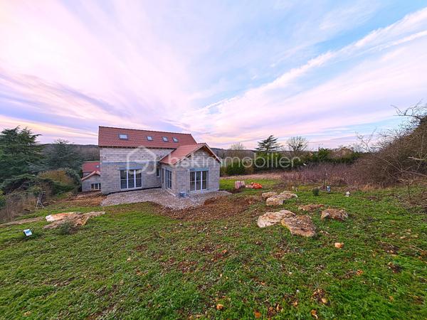 Maison d’Architecte Contemporaine – Un Coup de Cœur à Découvrir ! vue panoramique, d’une superficie de 144 m² au sol, sur sous-sol de 56 m² édifié sur terrain de 410 m² arboré et paysagé, RT 2020, 4 chambres, une salle d'eau, une salle de bain, 2 wc séparés.
Bienvenue dans cette magnifique maison d’architecte, pensée pour allier esthétique, confort moderne et qualité de vie. Dès les premiers instants, vous serez séduit par ses volumes généreux, sa luminosité exceptionnelle et ses prestations haut de gamme. Entièrement meublée et équipée (liste sur demande), elle est prête à vous accueillir, clé en main.
Au rez-de-chaussée, une pièce de vie spectaculaire de 62 m² vous invite à la convivialité. La cuisine ouverte, aménagée avec soin, s’ouvre sur deux grandes terrasses : l’une à l’avant (17 m² sur pilotis), l’autre à l’arrière (40 m² sur dalle béton armé et pavés en grès), idéales pour vos repas en plein air, vos moments de détente ou vos soirées entre amis.
La suite parentale de 24 m² est un véritable cocon, avec placard intégré, salle de bain élégante avec meuble double vasque, et WC séparé.
À l’étage, l’espace nuit se compose de trois belles chambres, d’un palier avec rangements, d’une salle d’eau moderne avec douche à l’italienne, meuble vasque, et d’un second WC indépendant.
Le sous-sol de 56 m², en parpaing banché et béton armé, offre de nombreuses possibilités : atelier, salle de sport, espace de rangement…
Des prestations qui font la différence :
Chauffage mixte : radiateurs électriques connectés ACOVA + poêle à bois pour une ambiance chaleureuse
Sèche-serviettes dans les pièces d’eau
Menuiseries MILLET en double vitrage avec volets roulants électriques connectés
Chauffe-eau thermodynamique 300 L
Cuisine et meubles sur mesure
Enduit extérieur monocouche
Raccordement au tout-à-l’égout, eaux pluviales séparées
Garantie décennale, biennale et de parfait achèvement : comme une maison neuve, elle vous offre une tranquillité d’esprit rare. Chaque détail a été pensé pour votre confort et votre bien-être, avec des matériaux de qualité et des finitions impeccable.
Il y a tant à dire sur cette maison… mais rien ne vaut une visite pour en tomber amoureux !
Contactez-moi 7J/7 pour organiser une visite et vous accompagner dans votre projet. Cette maison n’attend plus que vous !