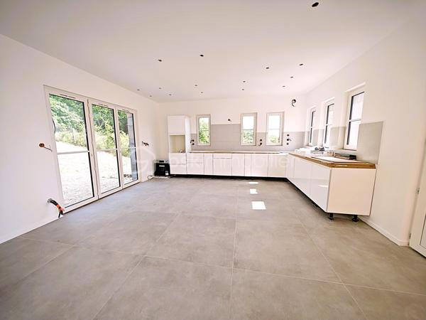 Maison d’Architecte Contemporaine – Un Coup de Cœur à Découvrir ! vue panoramique, d’une superficie de 144 m² au sol, sur sous-sol de 56 m² édifié sur terrain de 410 m² arboré et paysagé, RT 2020, 4 chambres, une salle d'eau, une salle de bain, 2 wc séparés.
Bienvenue dans cette magnifique maison d’architecte, pensée pour allier esthétique, confort moderne et qualité de vie. Dès les premiers instants, vous serez séduit par ses volumes généreux, sa luminosité exceptionnelle et ses prestations haut de gamme. Entièrement meublée et équipée (liste sur demande), elle est prête à vous accueillir, clé en main.
Au rez-de-chaussée, une pièce de vie spectaculaire de 62 m² vous invite à la convivialité. La cuisine ouverte, aménagée avec soin, s’ouvre sur deux grandes terrasses : l’une à l’avant (17 m² sur pilotis), l’autre à l’arrière (40 m² sur dalle béton armé et pavés en grès), idéales pour vos repas en plein air, vos moments de détente ou vos soirées entre amis.
La suite parentale de 24 m² est un véritable cocon, avec placard intégré, salle de bain élégante avec meuble double vasque, et WC séparé.
À l’étage, l’espace nuit se compose de trois belles chambres, d’un palier avec rangements, d’une salle d’eau moderne avec douche à l’italienne, meuble vasque, et d’un second WC indépendant.
Le sous-sol de 56 m², en parpaing banché et béton armé, offre de nombreuses possibilités : atelier, salle de sport, espace de rangement…
Des prestations qui font la différence :
Chauffage mixte : radiateurs électriques connectés ACOVA + poêle à bois pour une ambiance chaleureuse
Sèche-serviettes dans les pièces d’eau
Menuiseries MILLET en double vitrage avec volets roulants électriques connectés
Chauffe-eau thermodynamique 300 L
Cuisine et meubles sur mesure
Enduit extérieur monocouche
Raccordement au tout-à-l’égout, eaux pluviales séparées
Garantie décennale, biennale et de parfait achèvement : comme une maison neuve, elle vous offre une tranquillité d’esprit rare. Chaque détail a été pensé pour votre confort et votre bien-être, avec des matériaux de qualité et des finitions impeccable.
Il y a tant à dire sur cette maison… mais rien ne vaut une visite pour en tomber amoureux !
Contactez-moi 7J/7 pour organiser une visite et vous accompagner dans votre projet. Cette maison n’attend plus que vous !