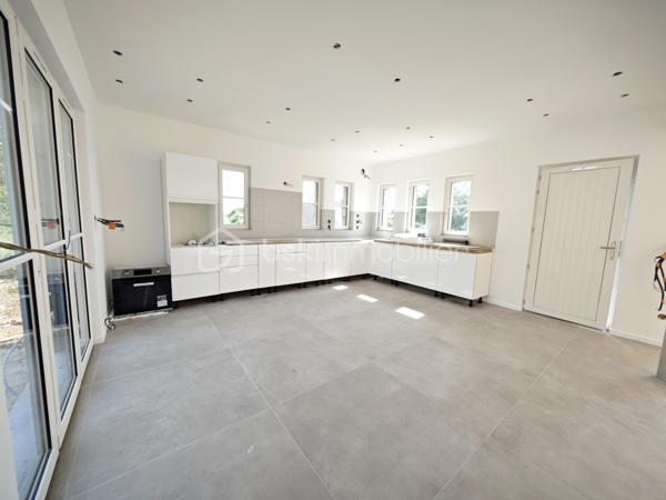 Maison d’Architecte Contemporaine – Un Coup de Cœur à Découvrir ! vue panoramique, d’une superficie de 144 m² au sol, sur sous-sol de 56 m² édifié sur terrain de 410 m² arboré et paysagé, RT 2020, 4 chambres, une salle d'eau, une salle de bain, 2 wc séparés.
Bienvenue dans cette magnifique maison d’architecte, pensée pour allier esthétique, confort moderne et qualité de vie. Dès les premiers instants, vous serez séduit par ses volumes généreux, sa luminosité exceptionnelle et ses prestations haut de gamme. Entièrement meublée et équipée (liste sur demande), elle est prête à vous accueillir, clé en main.
Au rez-de-chaussée, une pièce de vie spectaculaire de 62 m² vous invite à la convivialité. La cuisine ouverte, aménagée avec soin, s’ouvre sur deux grandes terrasses : l’une à l’avant (17 m² sur pilotis), l’autre à l’arrière (40 m² sur dalle béton armé et pavés en grès), idéales pour vos repas en plein air, vos moments de détente ou vos soirées entre amis.
La suite parentale de 24 m² est un véritable cocon, avec placard intégré, salle de bain élégante avec meuble double vasque, et WC séparé.
À l’étage, l’espace nuit se compose de trois belles chambres, d’un palier avec rangements, d’une salle d’eau moderne avec douche à l’italienne, meuble vasque, et d’un second WC indépendant.
Le sous-sol de 56 m², en parpaing banché et béton armé, offre de nombreuses possibilités : atelier, salle de sport, espace de rangement…
Des prestations qui font la différence :
Chauffage mixte : radiateurs électriques connectés ACOVA + poêle à bois pour une ambiance chaleureuse
Sèche-serviettes dans les pièces d’eau
Menuiseries MILLET en double vitrage avec volets roulants électriques connectés
Chauffe-eau thermodynamique 300 L
Cuisine et meubles sur mesure
Enduit extérieur monocouche
Raccordement au tout-à-l’égout, eaux pluviales séparées
Garantie décennale, biennale et de parfait achèvement : comme une maison neuve, elle vous offre une tranquillité d’esprit rare. Chaque détail a été pensé pour votre confort et votre bien-être, avec des matériaux de qualité et des finitions impeccable.
Il y a tant à dire sur cette maison… mais rien ne vaut une visite pour en tomber amoureux !
Contactez-moi 7J/7 pour organiser une visite et vous accompagner dans votre projet. Cette maison n’attend plus que vous !