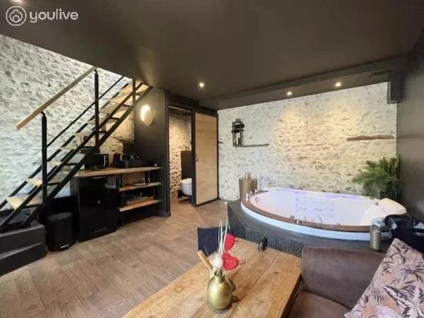 Maison de caractère entièrement rénovée de 212 m² avec gîte, piscine et terrain sans vis-à-vis