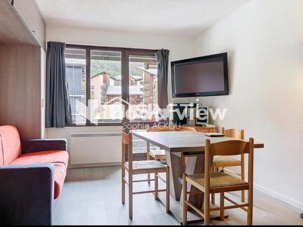 Très grand studio fonctionnel et emplacement au top!!