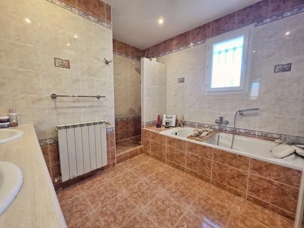Beaucaire (30300) Maison 3 chambres jardin confortable, grand garage.