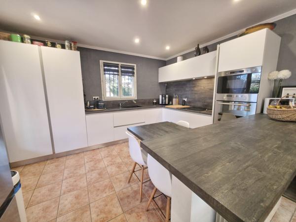 Beaucaire (30300) Maison 3 chambres jardin confortable, grand garage.